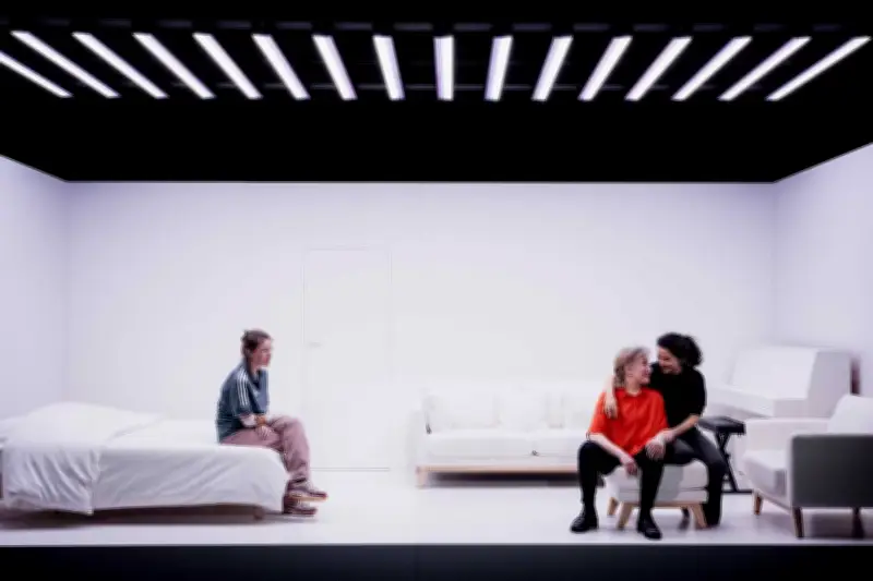 Avec 'À notre place', Braunschweig explore l'écriture à tiroirs d'Arne Lygre