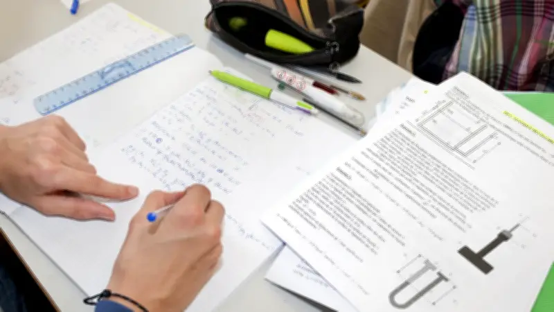 Bac 2025 : une pétition dénonce la difficulté excessive de l'épreuve de physique-chimie