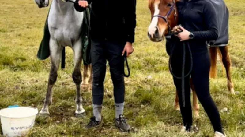 Bagard : Pur-sang arabes et jeunes cavaliers se préparent pour les courses d'endurance