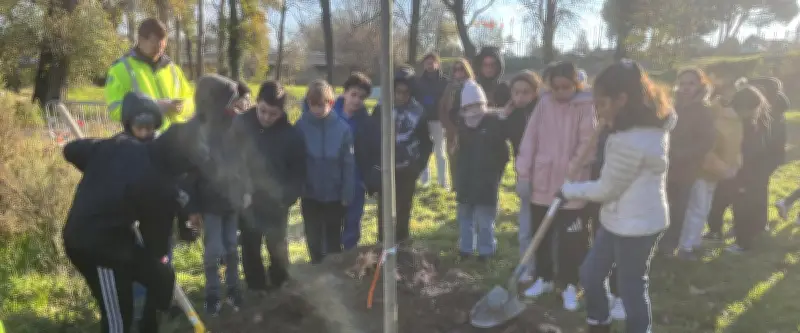 À Bagnols, des élèves de CM2 plantent des arbres pour l'avenir écologique