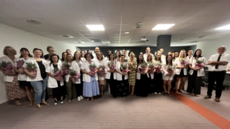 Bagnols-sur-Cèze célèbre 40 diplômés en soins infirmiers avec des oliviers symboliques