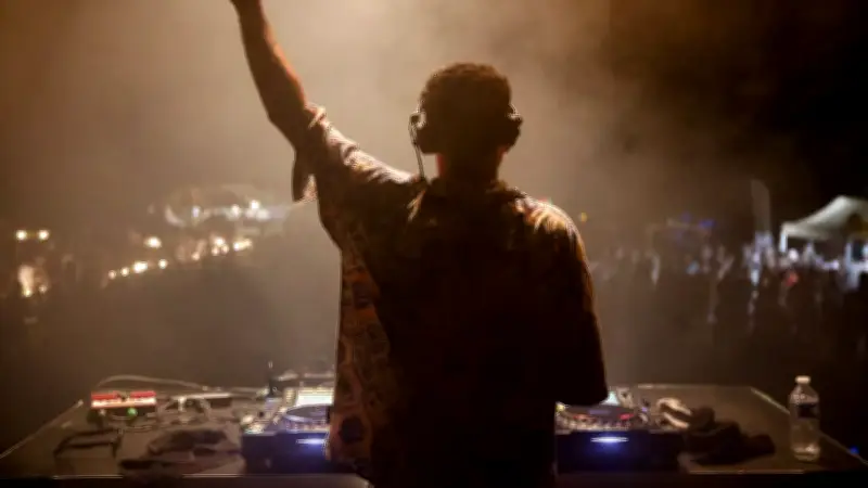 Bagnols-sur-Cèze s'embrase pour une nuit électro sur la place Mallet