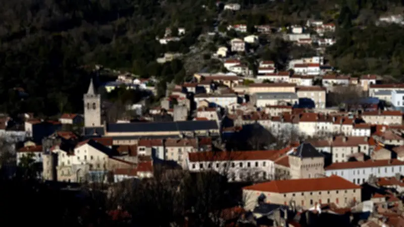 Balade printanière sur la colline d'Artenac : vue imprenable et vestiges historiques