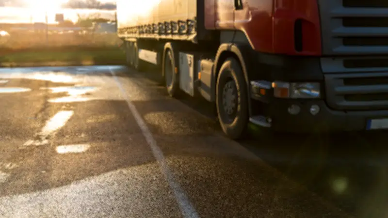 Barbecue sur l'autoroute : un routier ivre perd sa remorque et provoque un accident