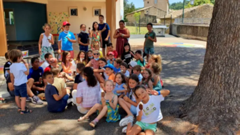 Béatrice Valette, directrice de l'ALP, fêtée par les écoliers de Chusclan pour son départ à la retraite