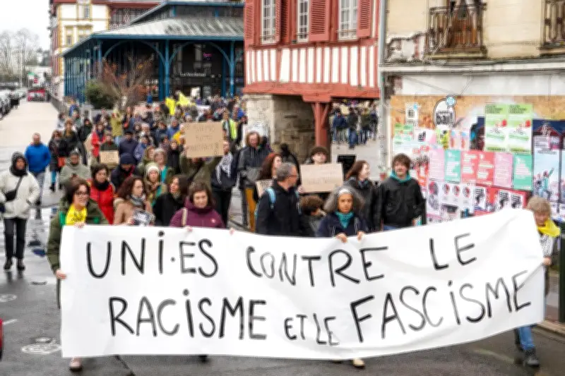 Bayonne : 200 personnes en chaîne humaine contre le racisme et pour la solidarité avec les migrants