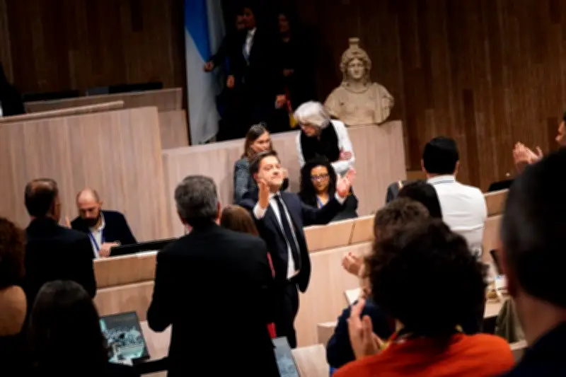 Benoît Payan officiellement réinstallé maire de Marseille, appelle à l'unité