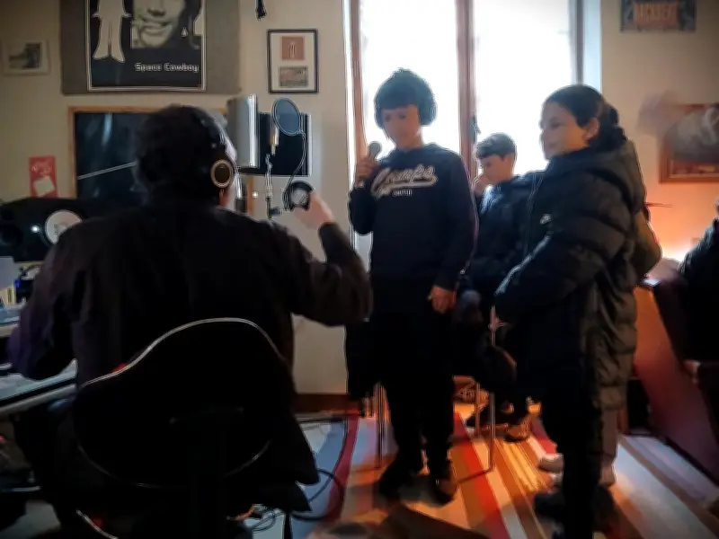 Bergerac : Des adolescents découvrent l'enregistrement rap avec dbClifford lors du festival 24 Carats