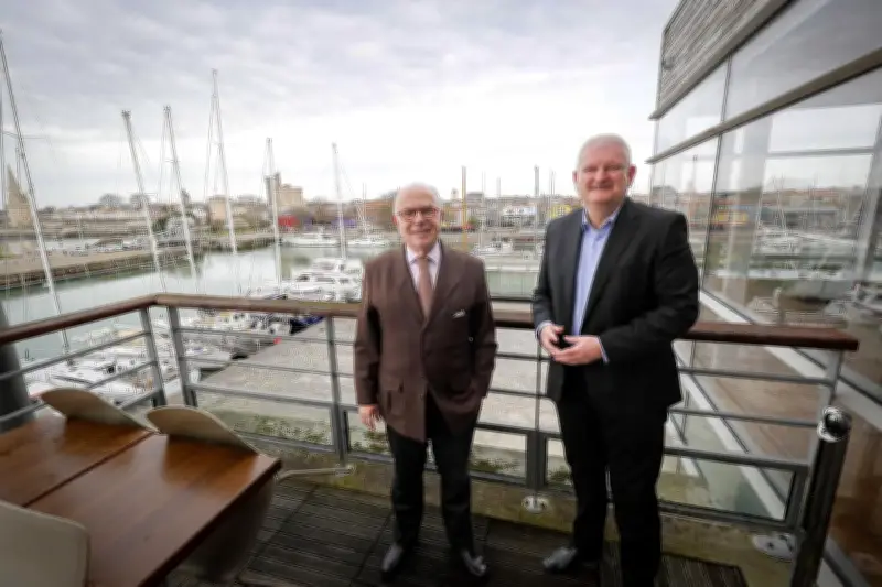 Bernard Cazeneuve soutient Olivier Falorni pour la mairie de La Rochelle