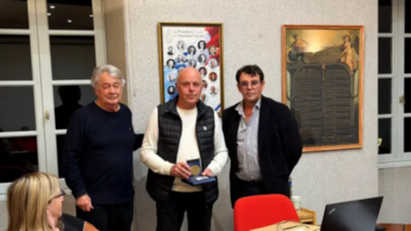 Bernis : émotion au dernier conseil municipal avant le départ du maire Théo Granchi
