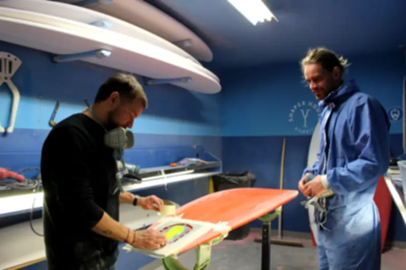 À Biarritz, la Shaper House démocratise la fabrication de planches de surf sur mesure