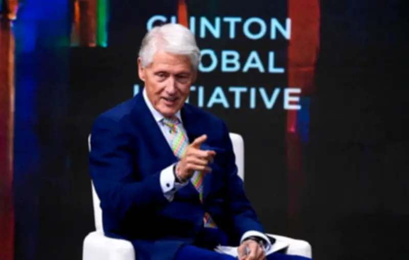 Bill Clinton s'explique sur la photo du jacuzzi dans les dossiers Epstein