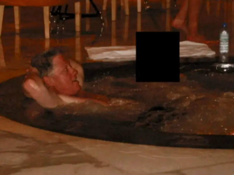Bill Clinton s'explique sur une photo compromettante dans l'affaire Epstein