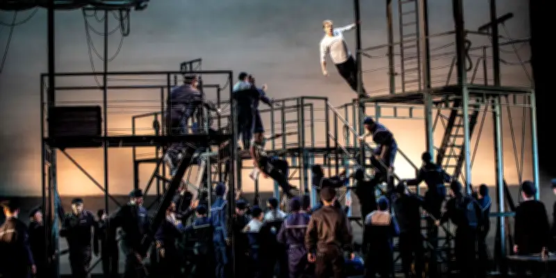 Billy Budd de Britten à l'Opéra de Lyon : une mise en scène qui interroge la culpabilité