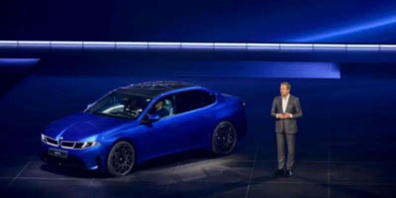 BMW dévoile l'i3, une berline électrique à l'autonomie record, en pleine flambée des prix des carburants