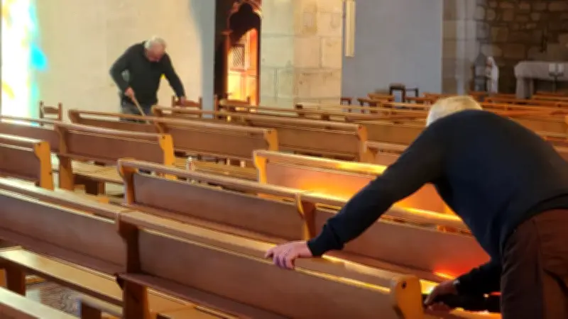 Bénévoles en action pour un grand nettoyage de l'église avant Pâques