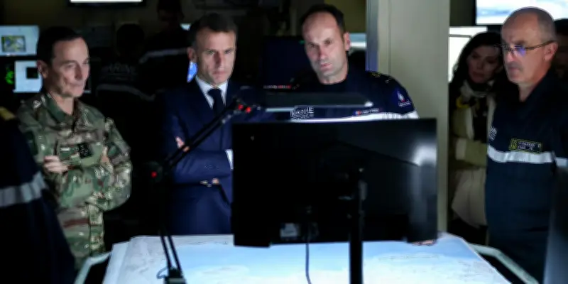 À bord du Charles de Gaulle, Macron affiche la puissance militaire française en Iran