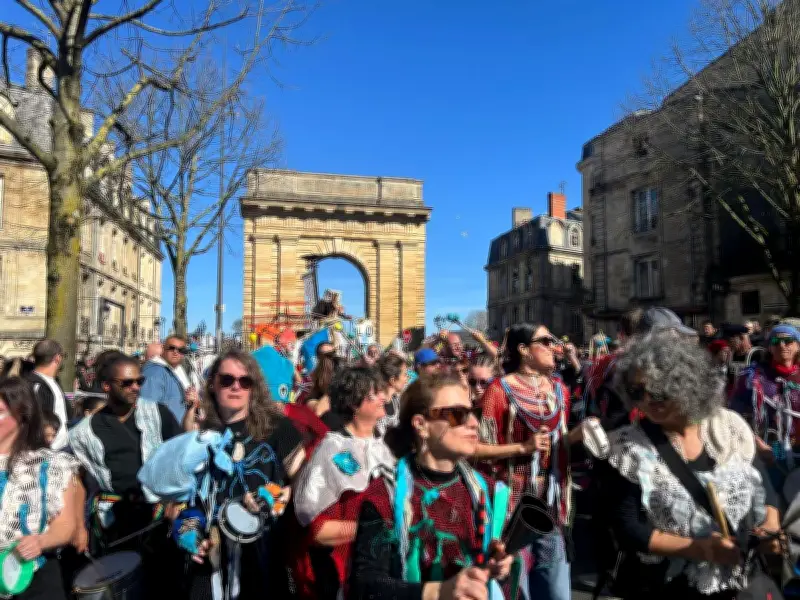 Bordeaux célèbre le Carnaval des Deux Rives : un kraken géant envahit la ville