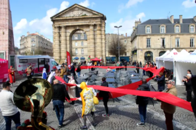 Bordeaux : Journée de sensibilisation au VIH place de la Victoire