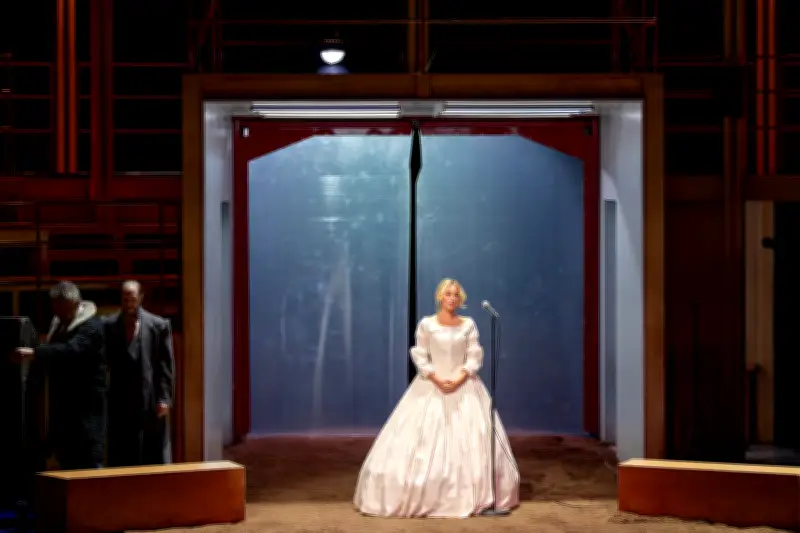 « Bovary Madame » : une déconstruction ratée de Flaubert en spectacle burlesque