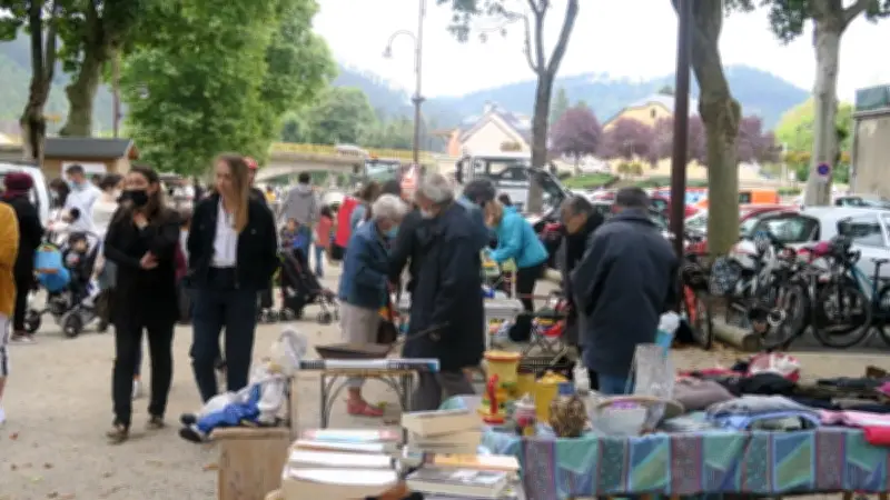 Brocante solidaire à Marvejols : un succès pour financer les projets scolaires