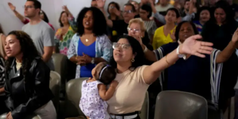 Brésil : les églises évangéliques modernisent leur approche pour séduire la jeunesse