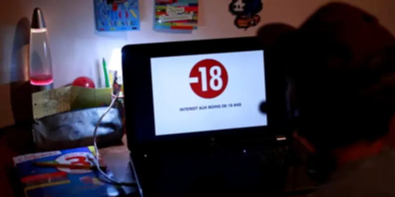 Bruxelles sanctionne les sites pornographiques et enquête sur Snapchat pour protection des mineurs