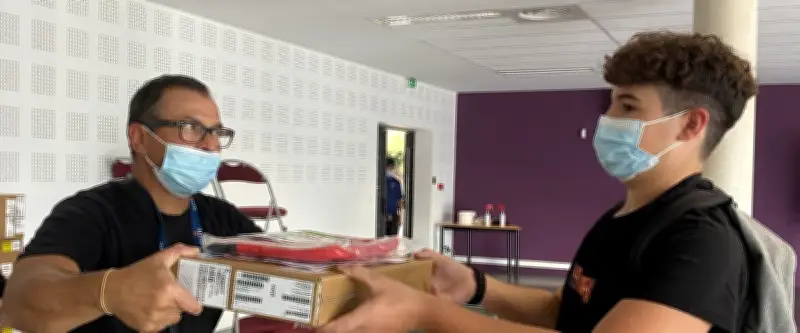 Béziers : distribution d'ordinateurs portables aux lycéens par la Région Occitanie