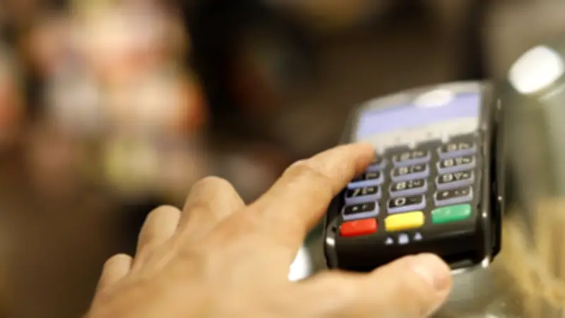 Béziers : une famille condamnée pour avoir volé une nonagénaire après avoir espionné son code bancaire