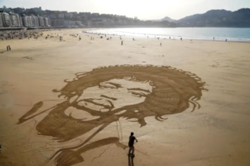 Calat33 : l'artiste qui dessine des portraits géants sur le sable de Saint-Sébastien