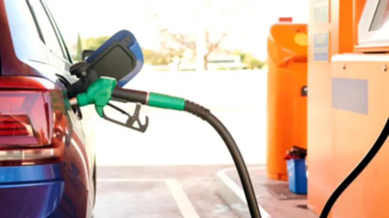 Carburants à 2€/litre : les erreurs de conduite qui alourdissent votre facture et comment y remédier