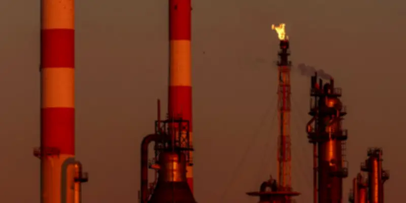 Carburants en hausse : le gouvernement cible les raffineurs et dévoile des aides indirectes