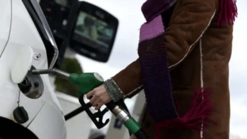 Carburants : le gouvernement juge "trop tôt" pour des aides malgré la flambée des prix