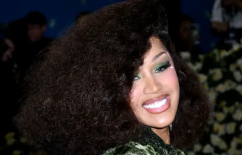 Cardi B lance sa marque de soins capillaires naturels après une expérience malodorante à l'ail