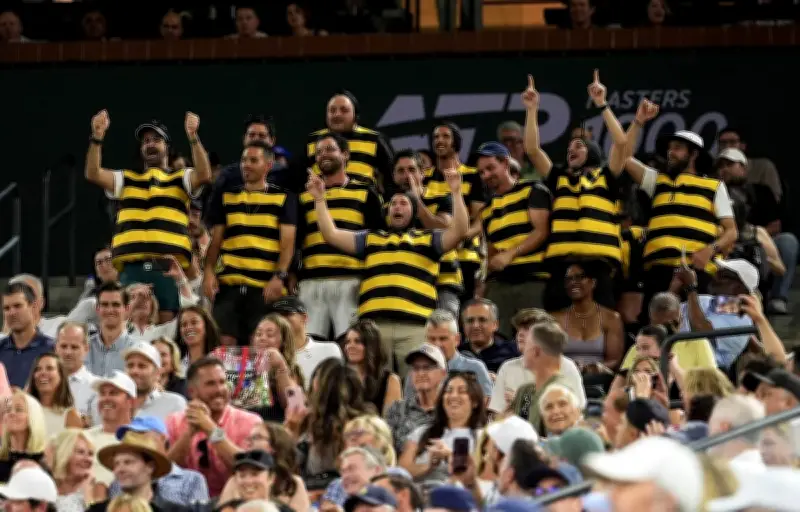 Carlos Alcaraz invaincu en 2026 et soutenu par des fans déguisés en abeilles