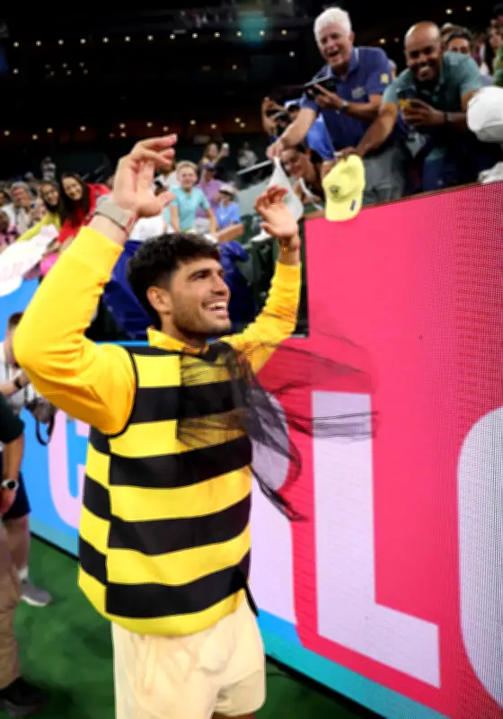Carlos Alcaraz revêt un costume d'abeille après sa victoire à Indian Wells