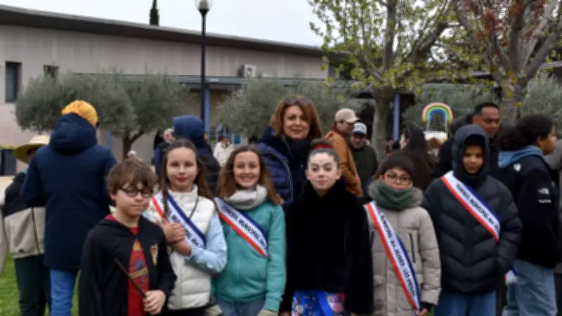 Carnaval aux Angles : les enfants illuminent la fête avec leurs chars maison et la K-Pop