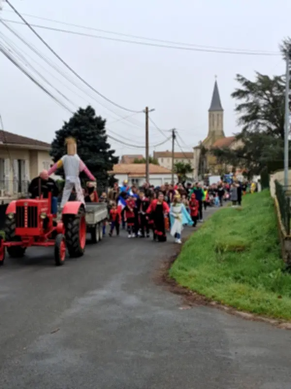 Carnaval de Feugarolles : 160 enfants célèbrent le printemps dans les rues