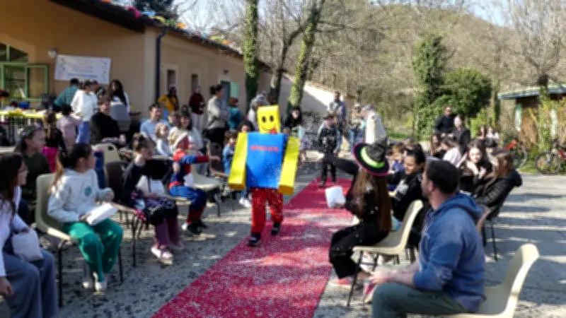 Carnaval de l'Amicale scolaire : succès festif à La Châtaigneraie avec défilé et brûlage de Pétassou