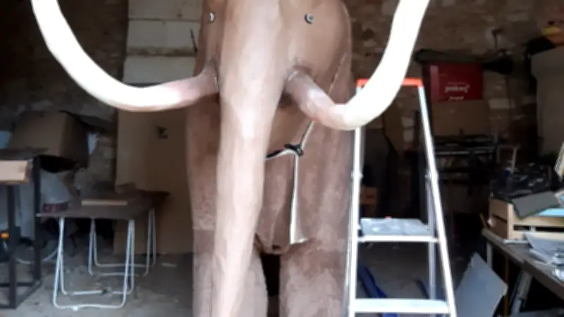 Carnaval de Saint-Brès : un défilé préhistorique animé par des bénévoles dévoués