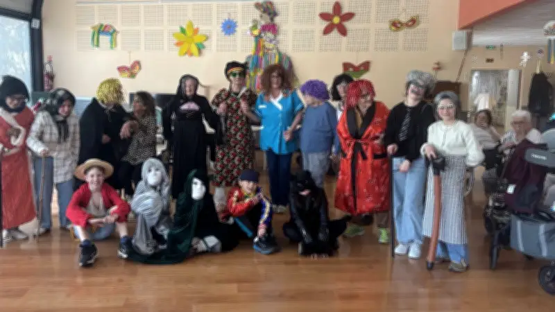 Carnaval intergénérationnel à Anduze : jeunes et aînés partagent déguisements et beignets