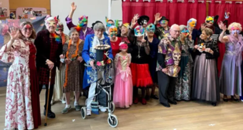 Carnaval à Saint-Aubin-de-Médoc : les seniors d'Espace et vie défilent en habits vénitiens