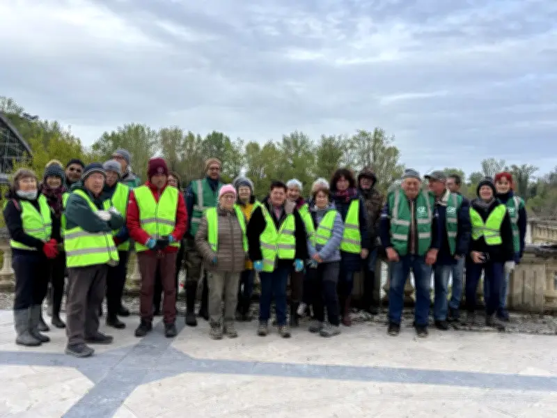 Castelmoronnais mobilisés pour nettoyer les berges du Lot après la crue de février