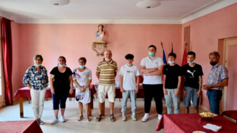 Castelnau-de-Guers : 14 jeunes récompensés pour leur travail estival en mairie