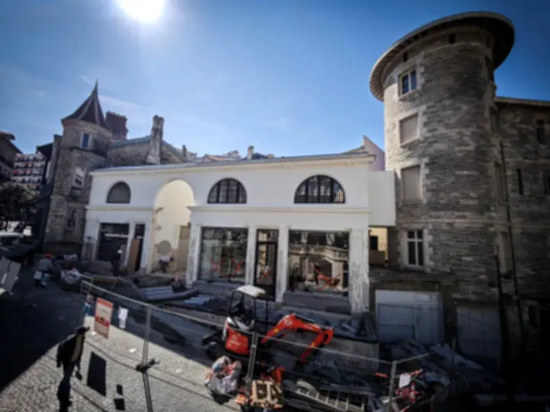 Chanel révèle une façade Art déco à Biarritz pour sa boutique éphémère avant le défilé