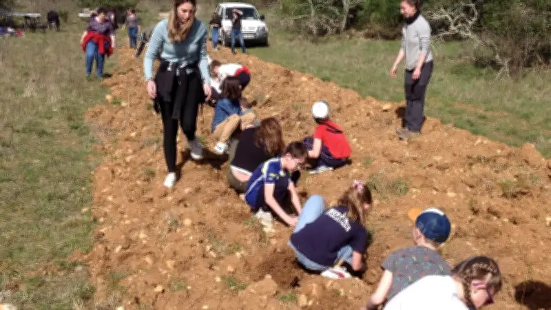 Chasseurs et écoliers unis pour planter une haie de cent baies dans le Gard