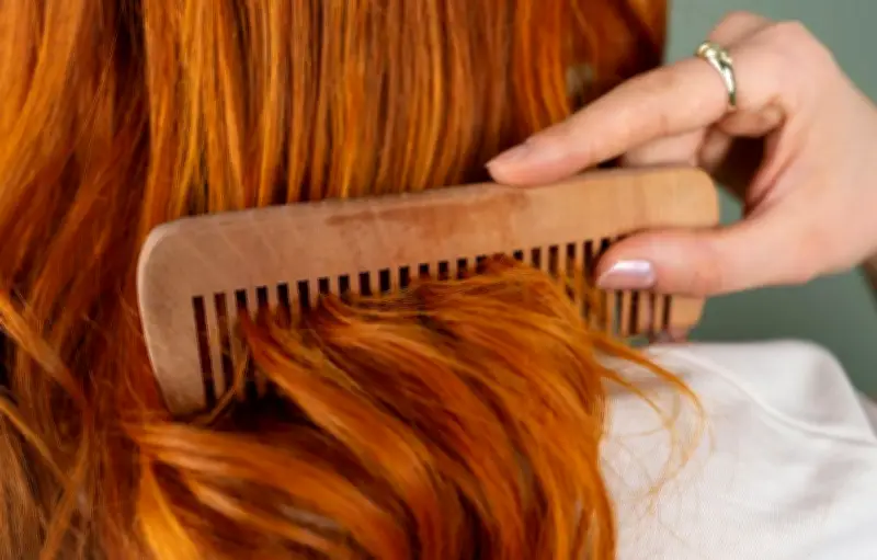 Cheveux gras : comprendre les causes et adopter une routine efficace pour rééquilibrer le cuir chevelu