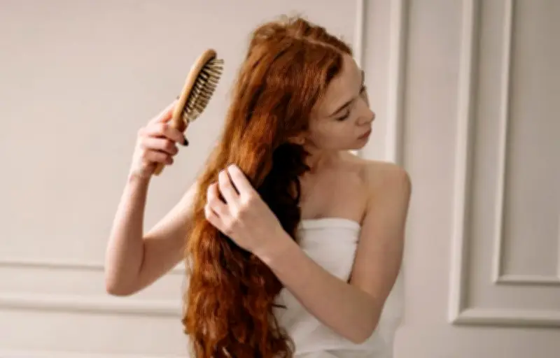 Cheveux ternes : 10 astuces pour retrouver une brillance naturelle durable