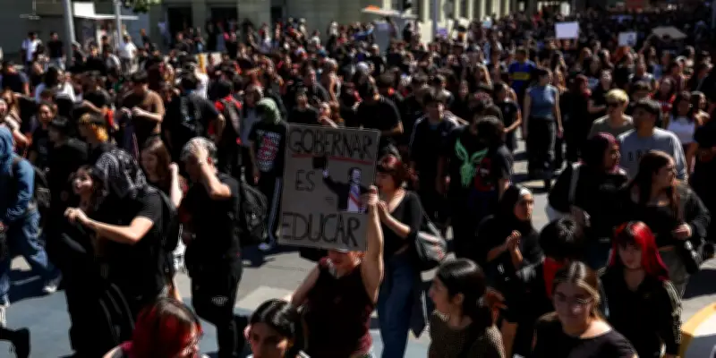 Chili : des milliers d'étudiants manifestent à Santiago contre l'austérité du président Kast