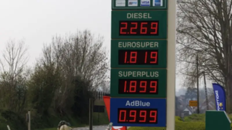 Chômage partiel face à la flambée des carburants : quelles entreprises sont éligibles ?